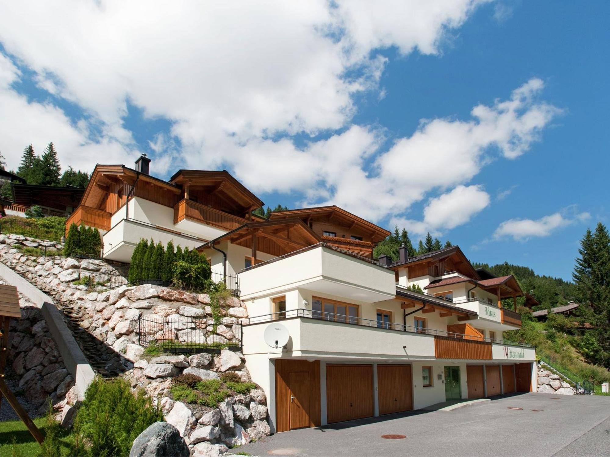 Large Chalet Apartment In Saalbach Hinterglemm Esterno foto